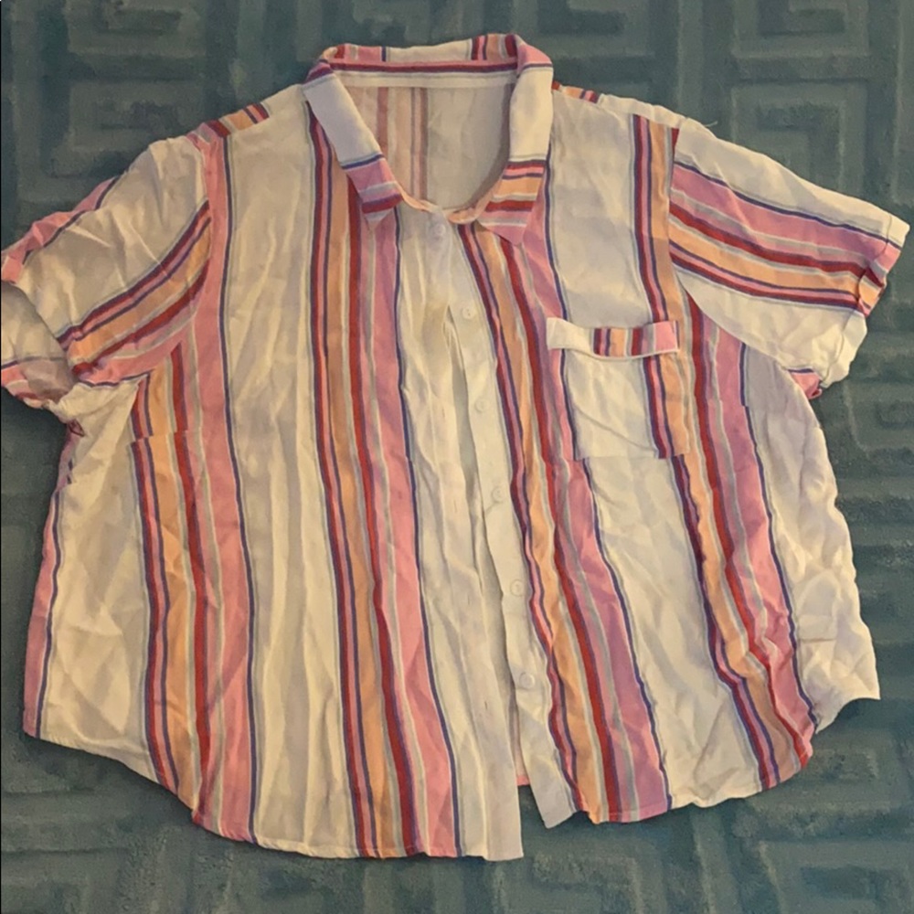 Short sleeve striped shirt with side pocket.